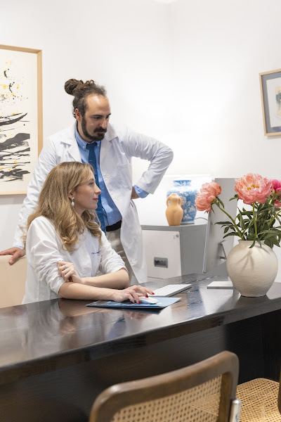 CIRUGÍA PLÁSTICA BILBAO. Dra. Laura Cabañas Weisz y Dr. Iker Miguel Escuredo.
