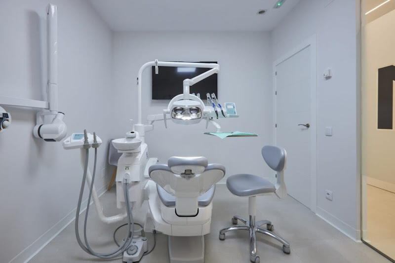 Clínica Dental y Estética Mercedes Manquillo en Ávila | Endodoncia | Ortodoncia | Diseño de Sonrisa | Periodoncia | Prótesis