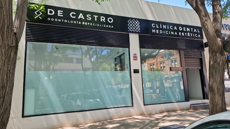Clínica dental De Castro 🦷 Implantes y Periodoncia en Sevilla